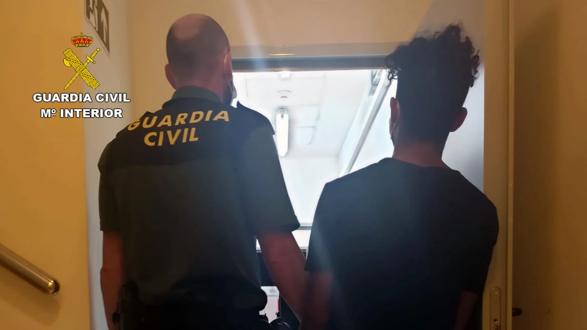 Imagen del detenido, custodiado por la Guardia CivilGUARDIA CIVIL18/09/2020