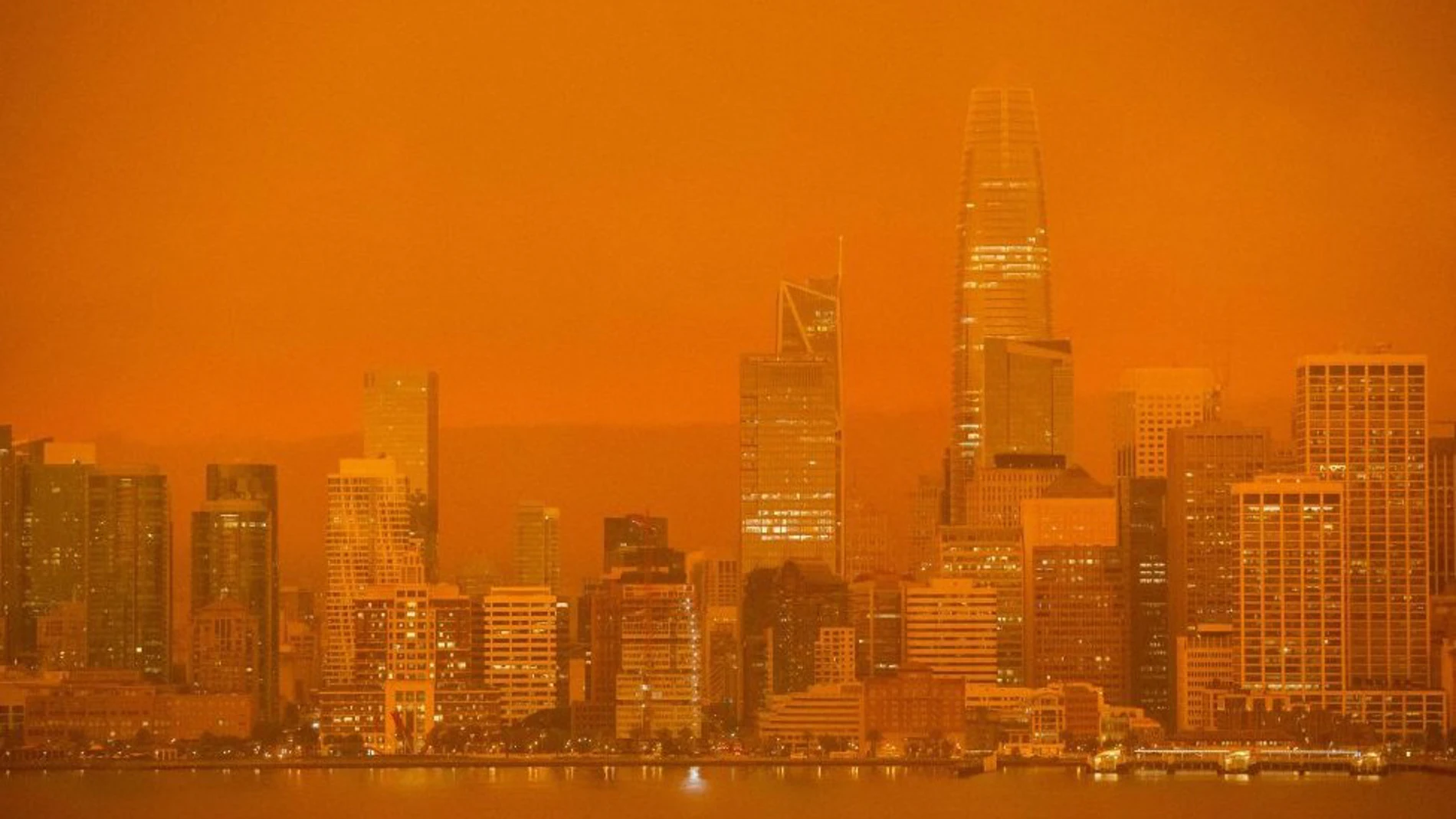 Vista de San Francisco con la atmósfera teñida por los incendios cercanos.