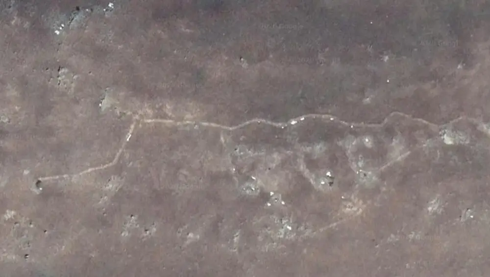 Una vista aérea permite identificar la primera línea de la trinchera y los ramales de comunicación que llevan a los cobijos de la retaguardia
