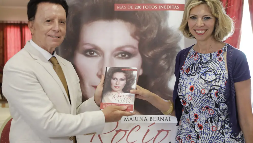 La periodista y escritora Marina Bernal entrega el primer ejemplar de 'Ccanta, Rocío, canta' a la familia Ortega Cano.M.B.18/09/2020