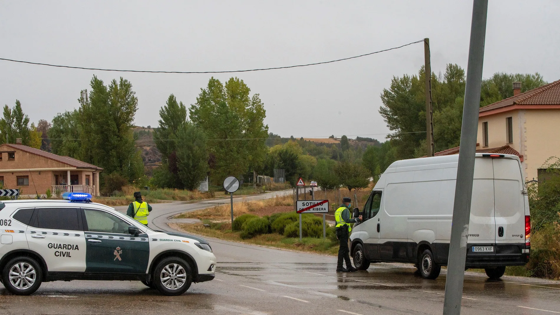 Agentes de la Guardia Civil montan guardia a la entrada de la localidad de Sotillo de la Ribera (Burgos) el pasado viernes