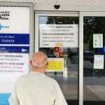 Un ciudadano observa los carteles en el centro de salud de La Victoria en Valladolid