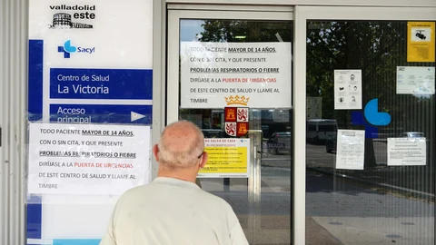 Un ciudadano observa los carteles en el centro de salud de La Victoria en Valladolid