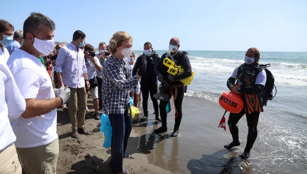 La Reina Doña Sofía (c) participa en la campaña '1m2 por las playas y los mares' del proyecto Libera con motivo del Día Internacional de la Limpieza de las Playas. En Rincón de la Victoria (Málaga, Andalucía, España), a 19 de septiembre de 2020.19 SEPTIEMBRE 2020Álex Zea / Europa Press19/09/2020