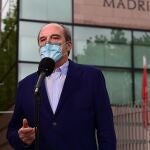El portavoz del PSOE en la Asamblea, Ángel Gabilondo se dirige a los medios de comunicación en las inmediaciones de la Asamblea de Madrid
