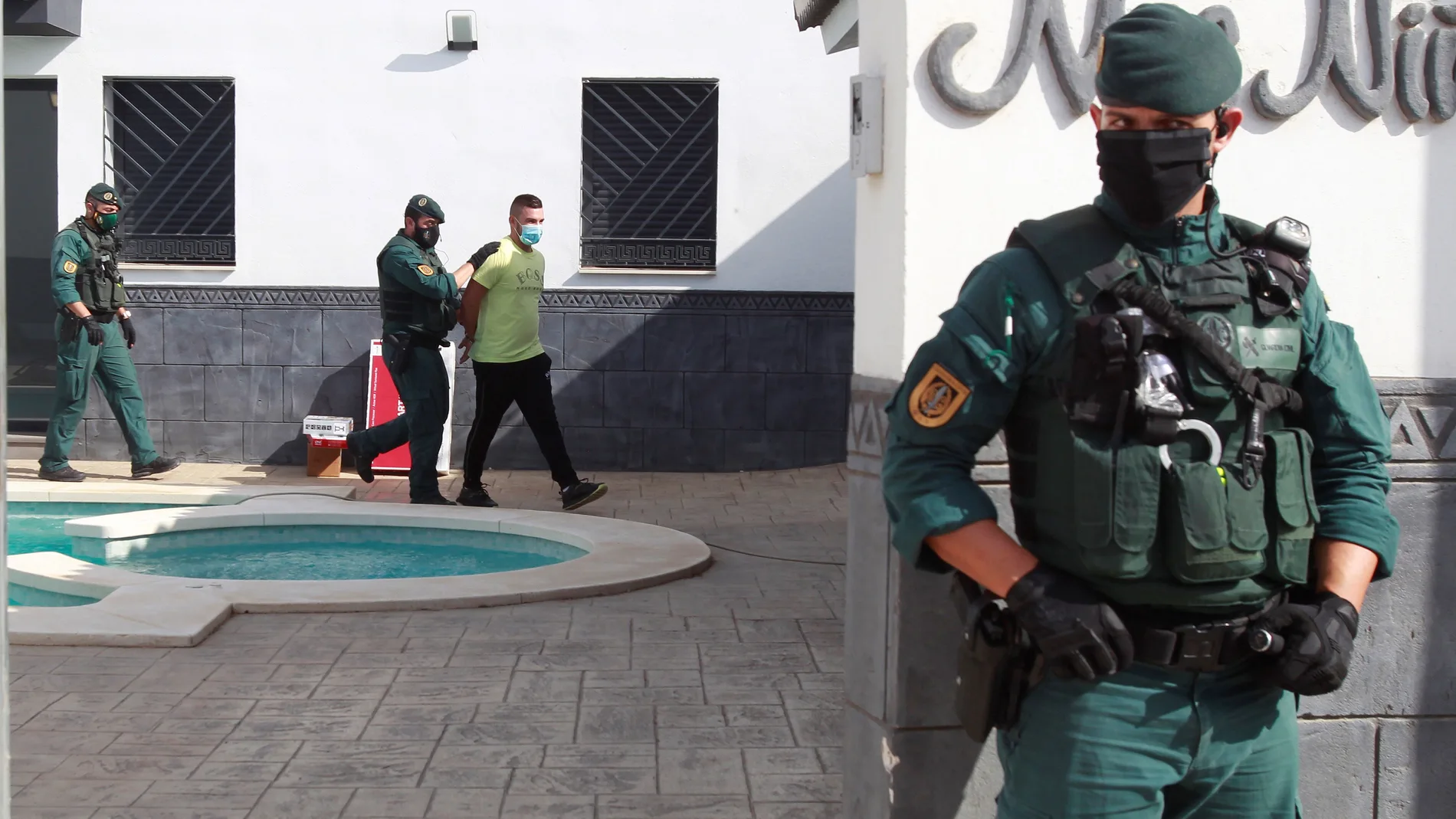 Más de 200 agentes de la Guardia Civil se han desplegado en una operación contra el narcotráfico que se lleva a cabo en los municipios gaditanos de San Roque y La Línea de la Concepción, y en Marbella, Manilva y Mijas, en Málaga