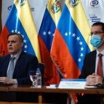 AME6015. CARACAS (VENEZUELA), 19/09/2020.- Fotografía cedida hoy por la oficina de Prensa del Palacio de Miraflores donde se observa a fiscal general de Venezuela, Tarek William Saab y al canciller, Jorge Arreaza, durante la presentación de un comunicado en Caracas (Venezuela). El Gobierno venezolano calificó este sábado como "monumento a la propaganda de guerra" el informe una Misión Internacional de la Organización de Naciones Unidas (ONU), según el cual el presidente Nicolás Maduro y otras altas autoridades del país han incurrido en crímenes de lesa humanidad. EFE/PRENSA MIRAFLORES/SOLO USO EDITORIAL/NO VENTAS /MAXIMA CALIDAD DISPONIBLE
