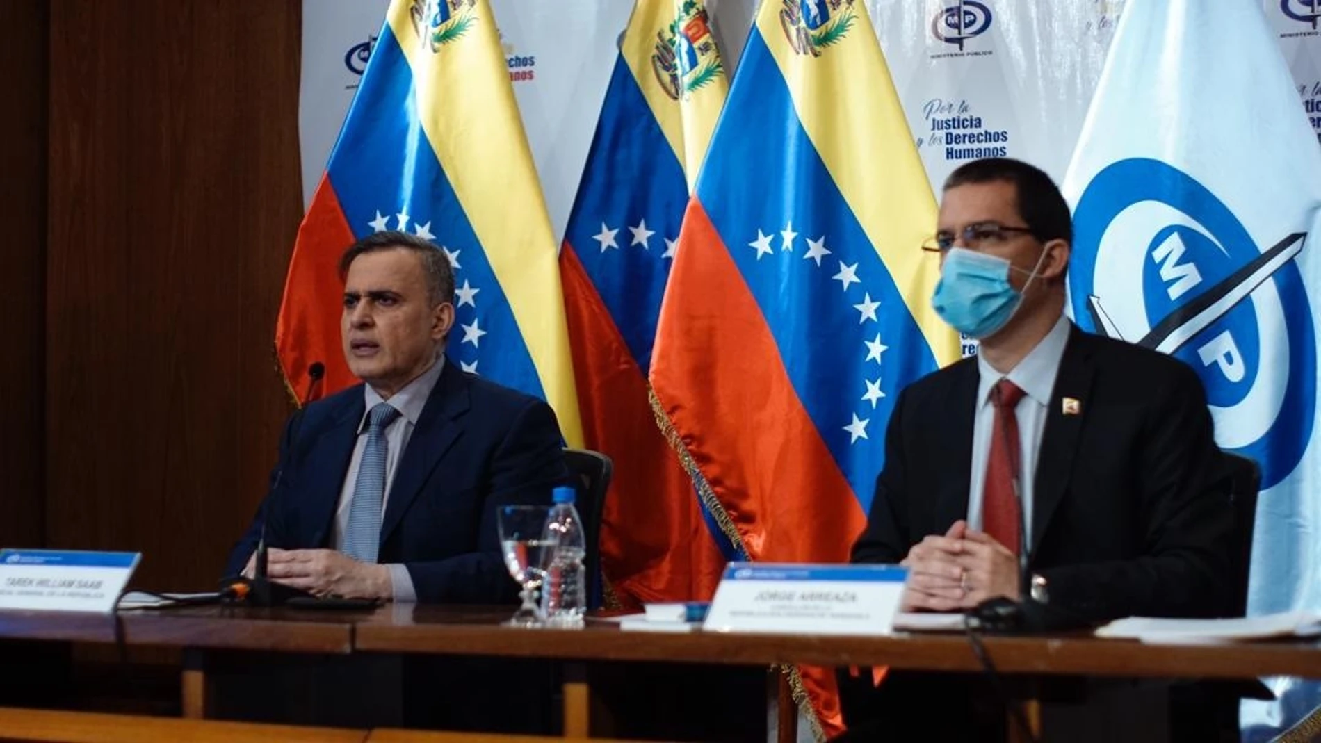 AME6015. CARACAS (VENEZUELA), 19/09/2020.- Fotografía cedida hoy por la oficina de Prensa del Palacio de Miraflores donde se observa a fiscal general de Venezuela, Tarek William Saab y al canciller, Jorge Arreaza, durante la presentación de un comunicado en Caracas (Venezuela). El Gobierno venezolano calificó este sábado como "monumento a la propaganda de guerra" el informe una Misión Internacional de la Organización de Naciones Unidas (ONU), según el cual el presidente Nicolás Maduro y otras altas autoridades del país han incurrido en crímenes de lesa humanidad. EFE/PRENSA MIRAFLORES/SOLO USO EDITORIAL/NO VENTAS /MAXIMA CALIDAD DISPONIBLE