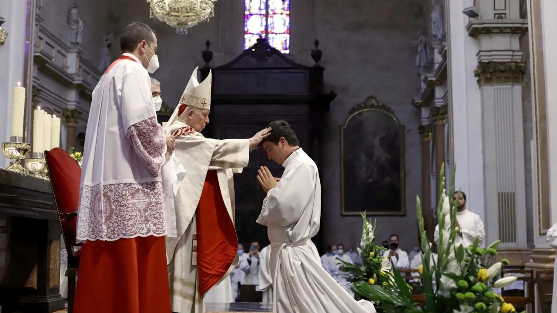 El cardenal Cañizares preside en la Catedral la ordenación de diez nuevos diáconos