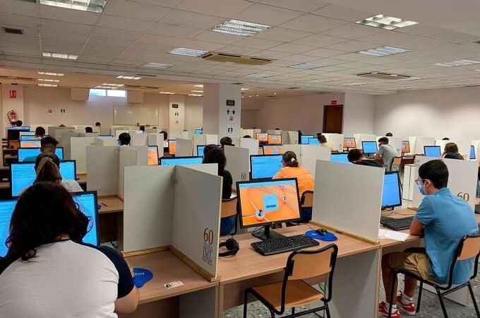 Estudiantes realizando examen de inglés en una academia