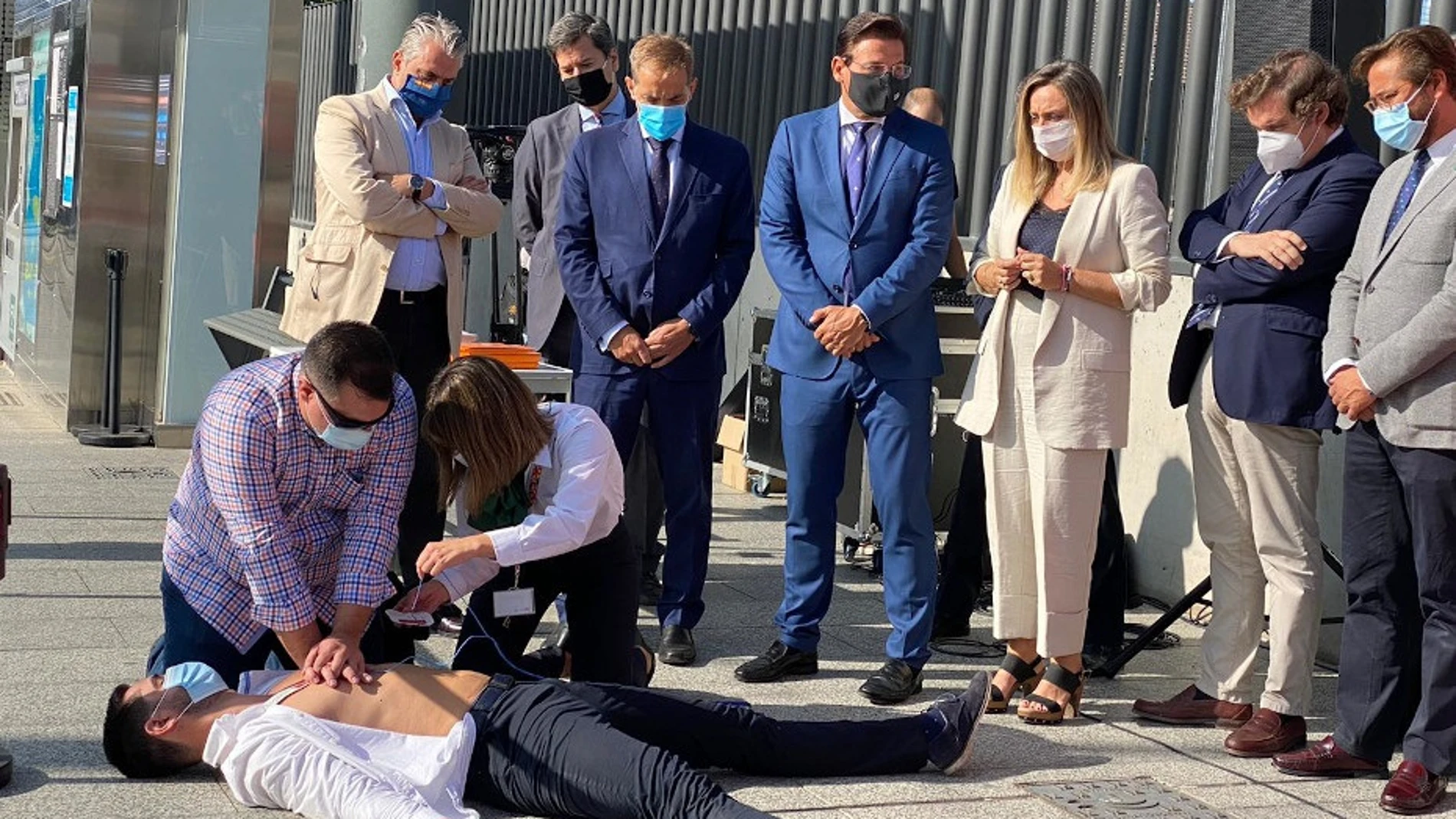 La consejera de Fomento, Marifrán Carazo, este sábado durante un simulacro de parada cardiorrespiratoria a un usuario en el metro de Granada
