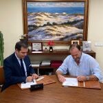 En la imagen, Pedro Gallardo, por Asaja Cádiz, y José Luis García-Palacios Álvarez, por la Fundación Caja Rural del Sur, firman el convenio