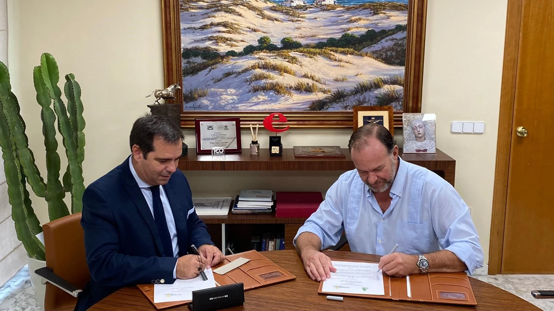 En la imagen, Pedro Gallardo, por Asaja Cádiz, y José Luis García-Palacios Álvarez, por la Fundación Caja Rural del Sur, firman el convenio