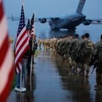 Paracaidistas estadounidenses embarcan en la base de Fort Bragg, en Carolina del Norte, para ser transportados