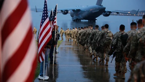 Paracaidistas estadounidenses embarcan en la base de Fort Bragg, en Carolina del Norte, para ser transportados