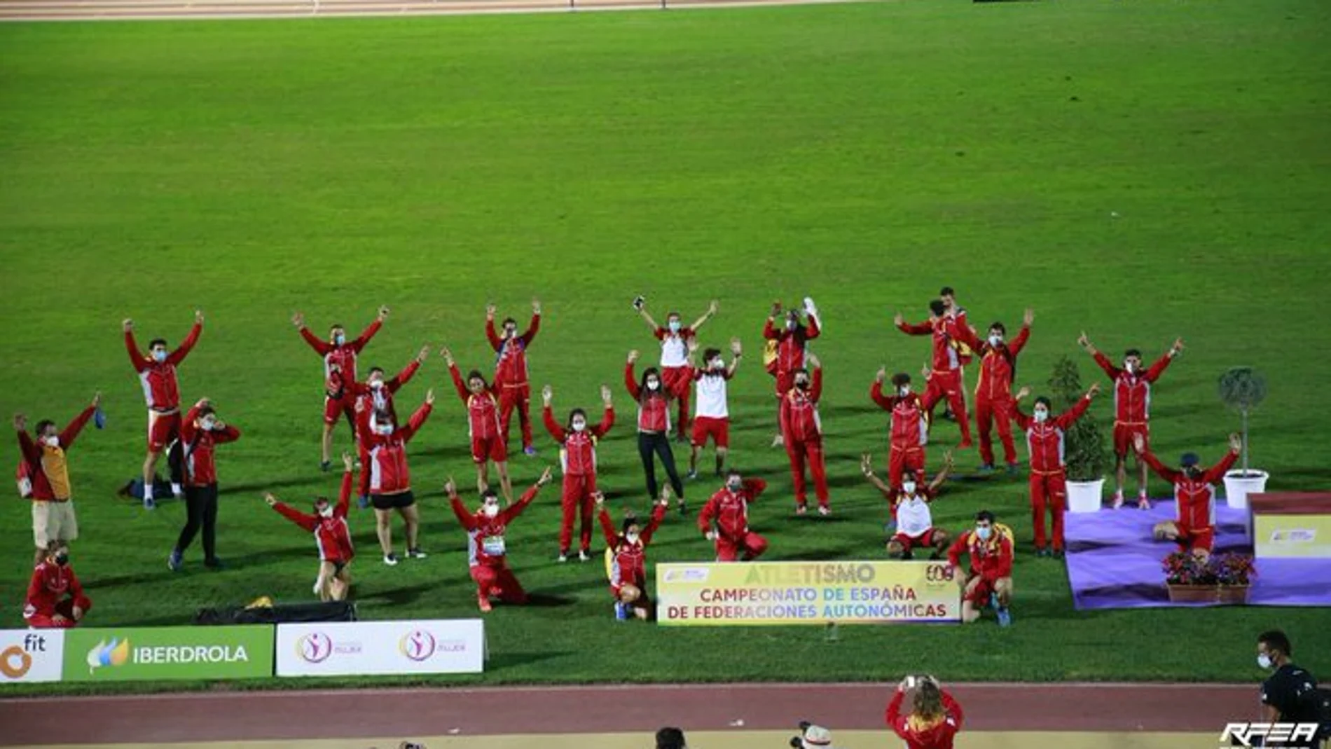 Los integrantes de la selección castellano y leonesa de atletismo celebran la victoria