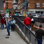 Ambiente en el barrio madrileño de Villa de Vallecas el día después que la Comunidad de Madrid ha anunciado medidas restrictivas para reducir la movilidad y evitar el aumento masivo de contagios de Covid 19 en la capital