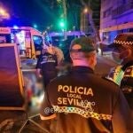 Imagen de los efectivos policiales sanitarios ante el accidente mortal de un motorista entre la avenida de Luis Montoto y la de la Buhaira, en Sevilla capital