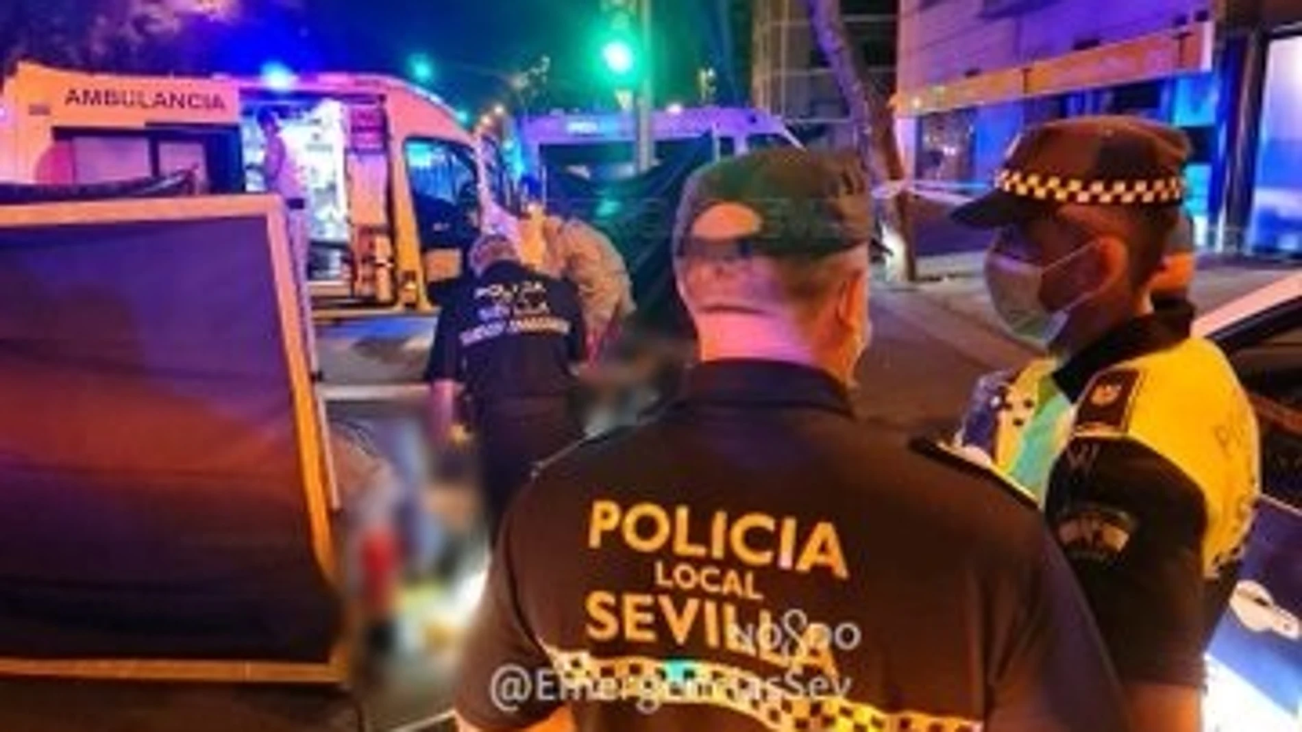 Imagen de los efectivos policiales sanitarios ante el accidente mortal de un motorista entre la avenida de Luis Montoto y la de la Buhaira, en Sevilla capital