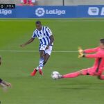 La parada de Courtois a Isak / Movistar Twitter
