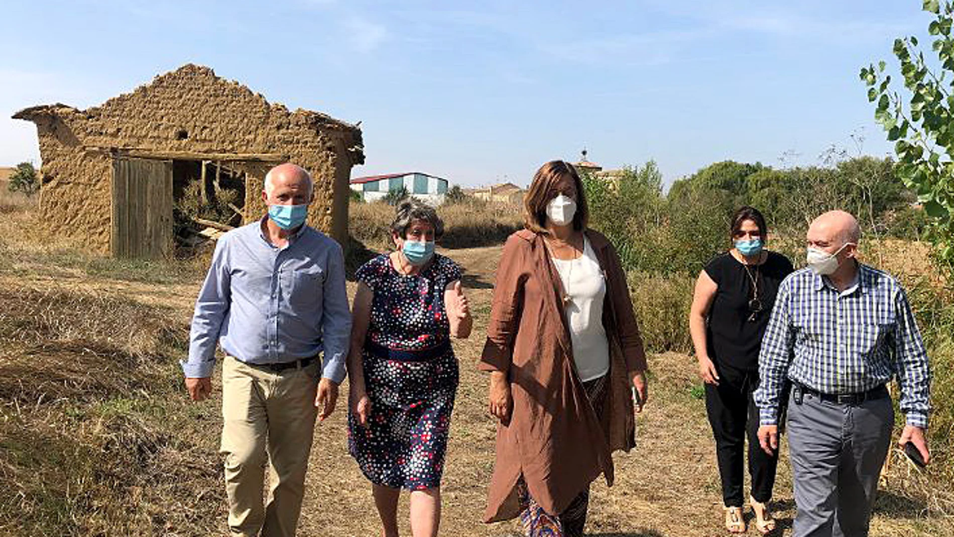 La presidenta de la Diputación de Palencia, Ángeles Armisén, visita Requena de Campos (Palencia). Junto a ella, la alcaldesa, Socorro Ortega; el diputado del área de Acción Territorial, Urbano Alonso; y de zona, Javier Villafruela