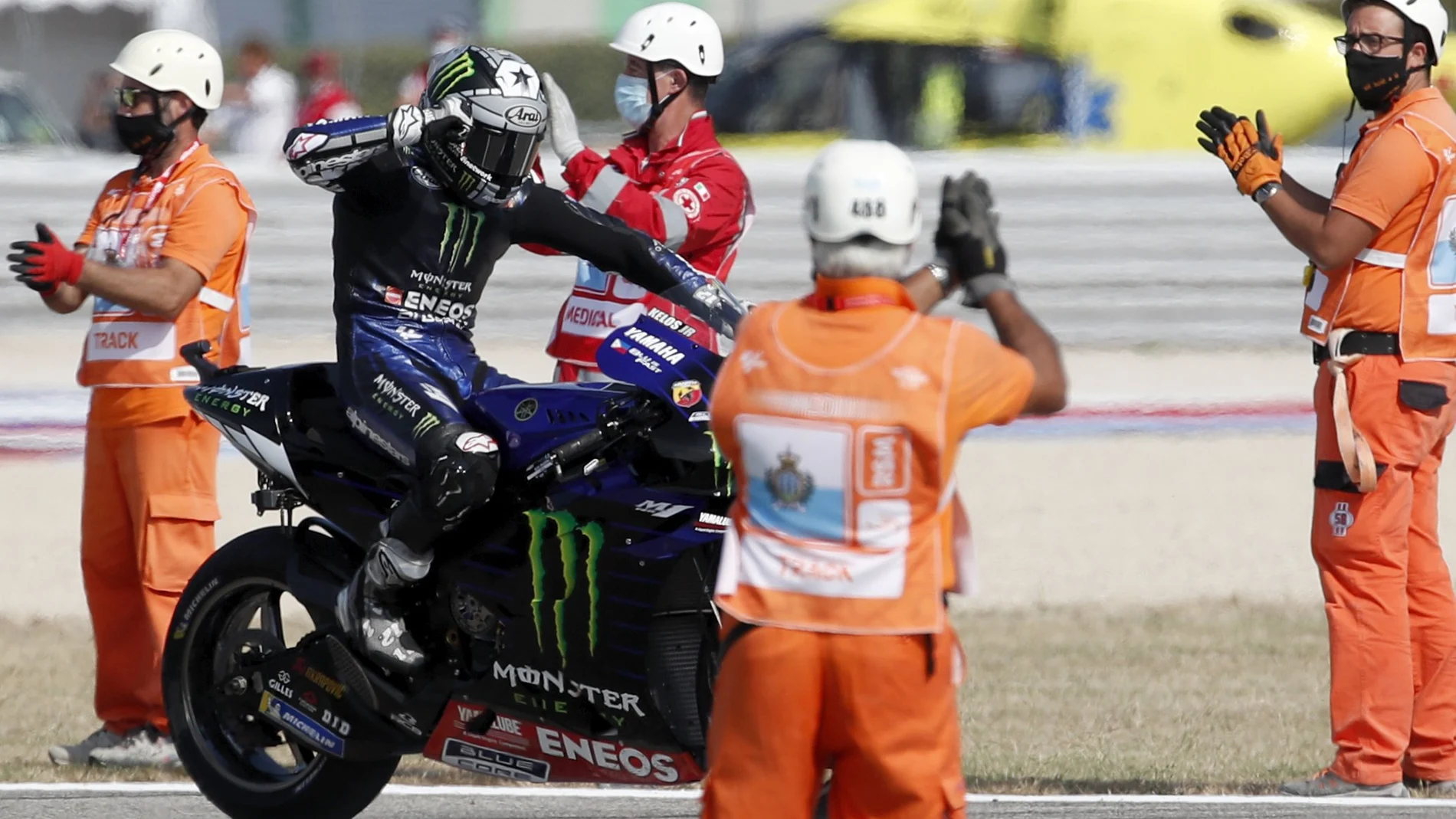 Maverick Viñales celebra su triunfo en el circuito de Misano