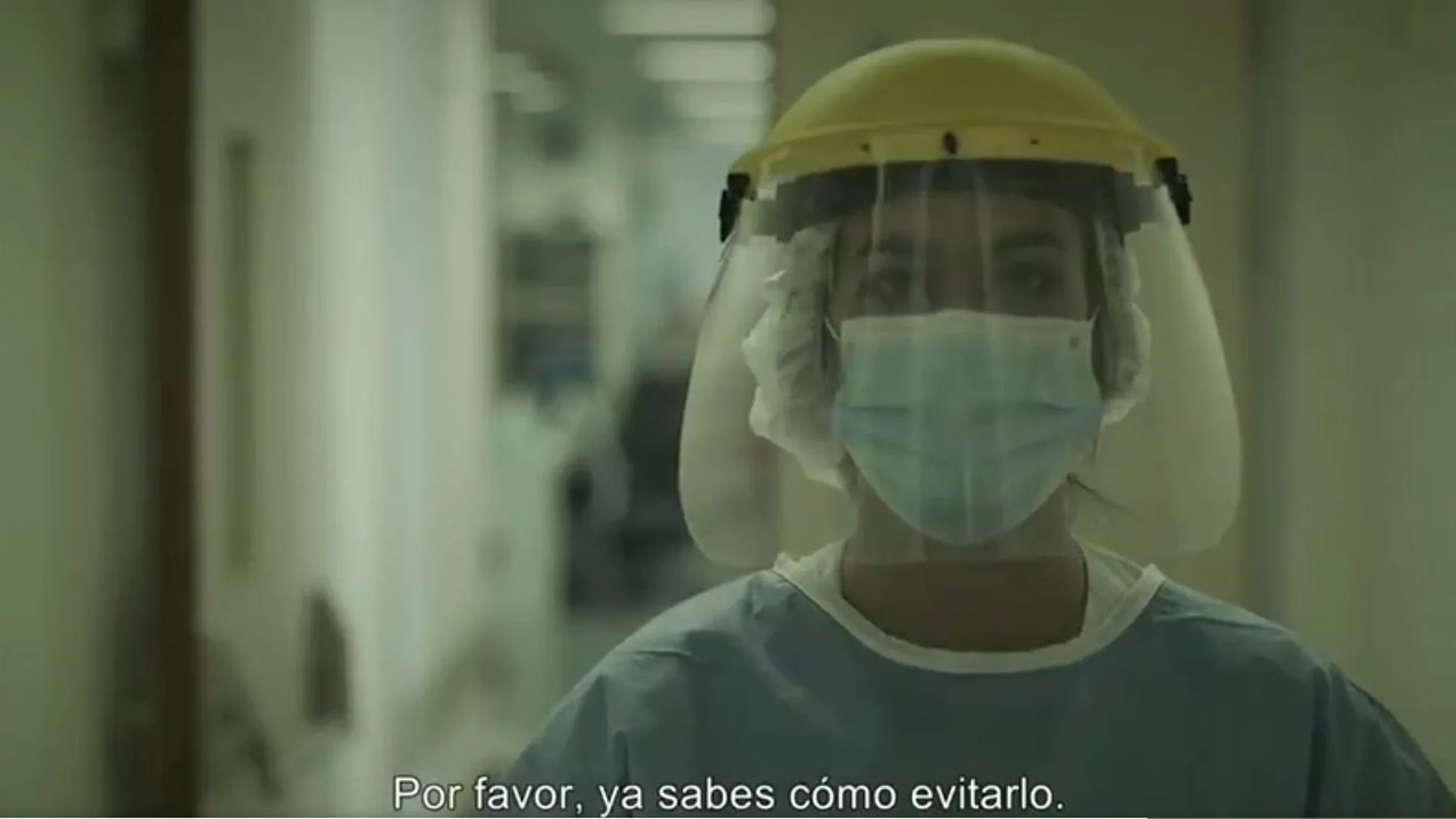Imagen de la profesional sanitaria que aparece en el vídeo con el que la Junta presente concienciar a la población de la importancia de cumplir con las medidas frente a la Covid
