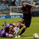 El delantero francés del Real Madrid Karim Benzema intenta marcar ante el portero de Real Sociedad, Alejandro Remiro, durante el encuentro correspondiente a la segunda jornada de primera división que disputan esta noche en el estadio Reale Arena de San Sebastián. EFE/Javier Etxezarreta