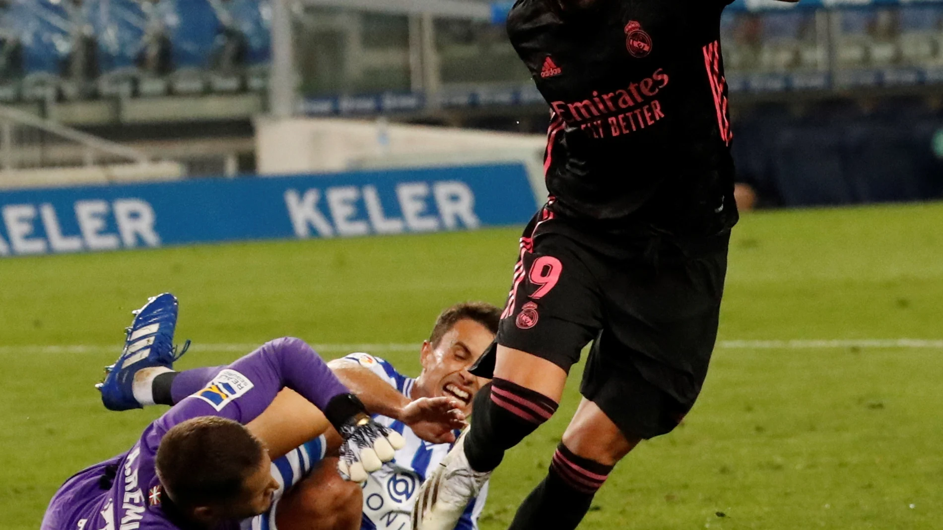 El delantero francés del Real Madrid Karim Benzema intenta marcar ante el portero de Real Sociedad, Alejandro Remiro, durante el encuentro correspondiente a la segunda jornada de primera división que disputan esta noche en el estadio Reale Arena de San Sebastián. EFE/Javier Etxezarreta