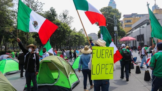 Seguidores y miembros del Frente Nacional Anti-AMLO (FRENAA) con tiendas de campaña ayer, en Ciudad de México (México)