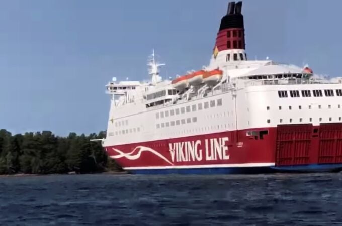 Un ferry con 300 personas a bordo encallado cerca de una isla en el mar Báltico.