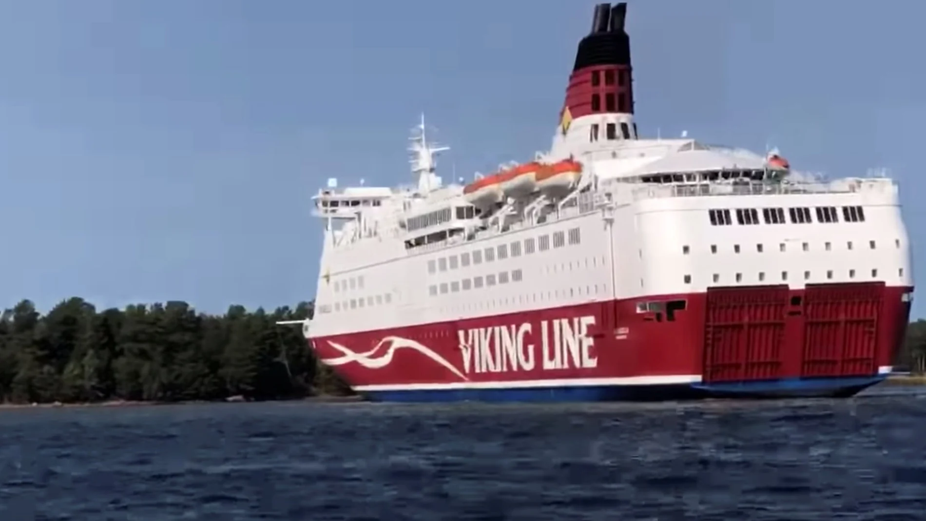 Un ferry con 300 personas a bordo encallado cerca de una isla en el mar Báltico.