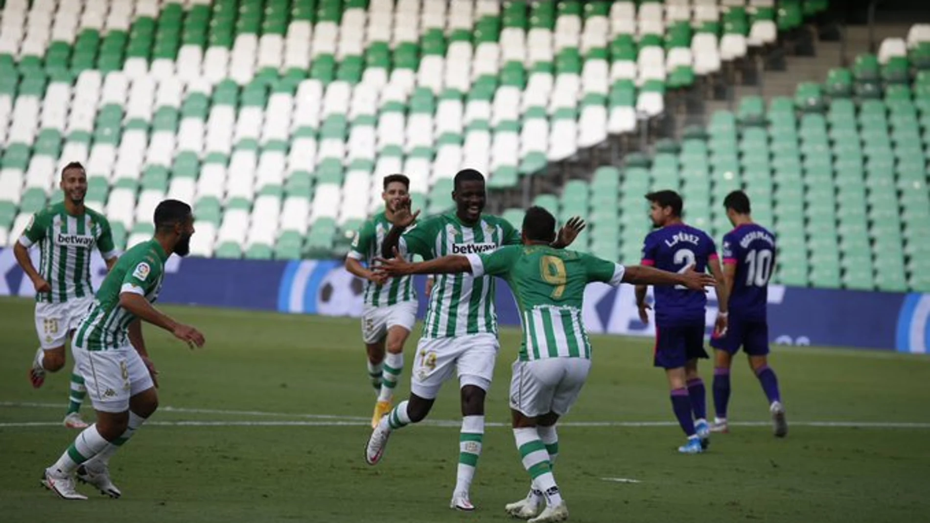 Los jugadores del Betis celebran el segundo tanto ante el Real Valladolid