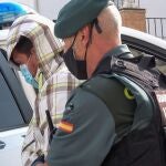 El Equipo Central de Inspecciones Oculares de la Guardia Civil regresó ayer con Eugenio Delgado a inspeccionar su vivienda en busca de restos que puedan incriminarlo