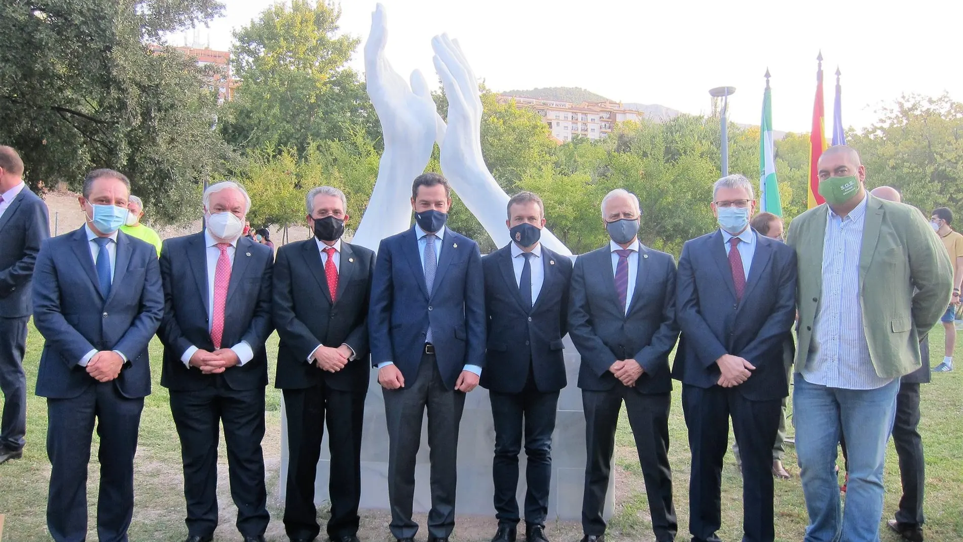 Juanma Moreno inauguró en Jaén el monumento a los trabajadores esenciales
