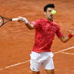 Djokovic da un golpe de derecha ante Schwartzman. El "drive" le funcionó de maravilla en la final de Roma