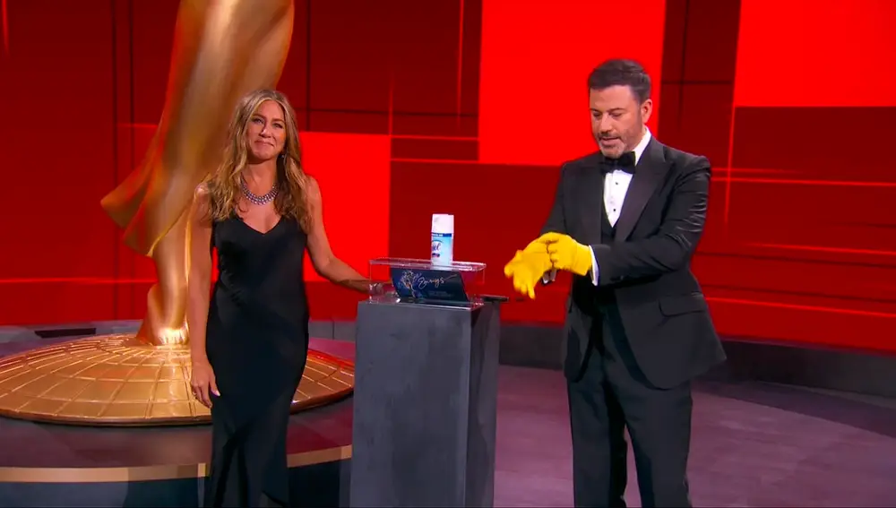 Jennifer Aniston y Jimmy Kimmel en la gala de los Emmy 2020.