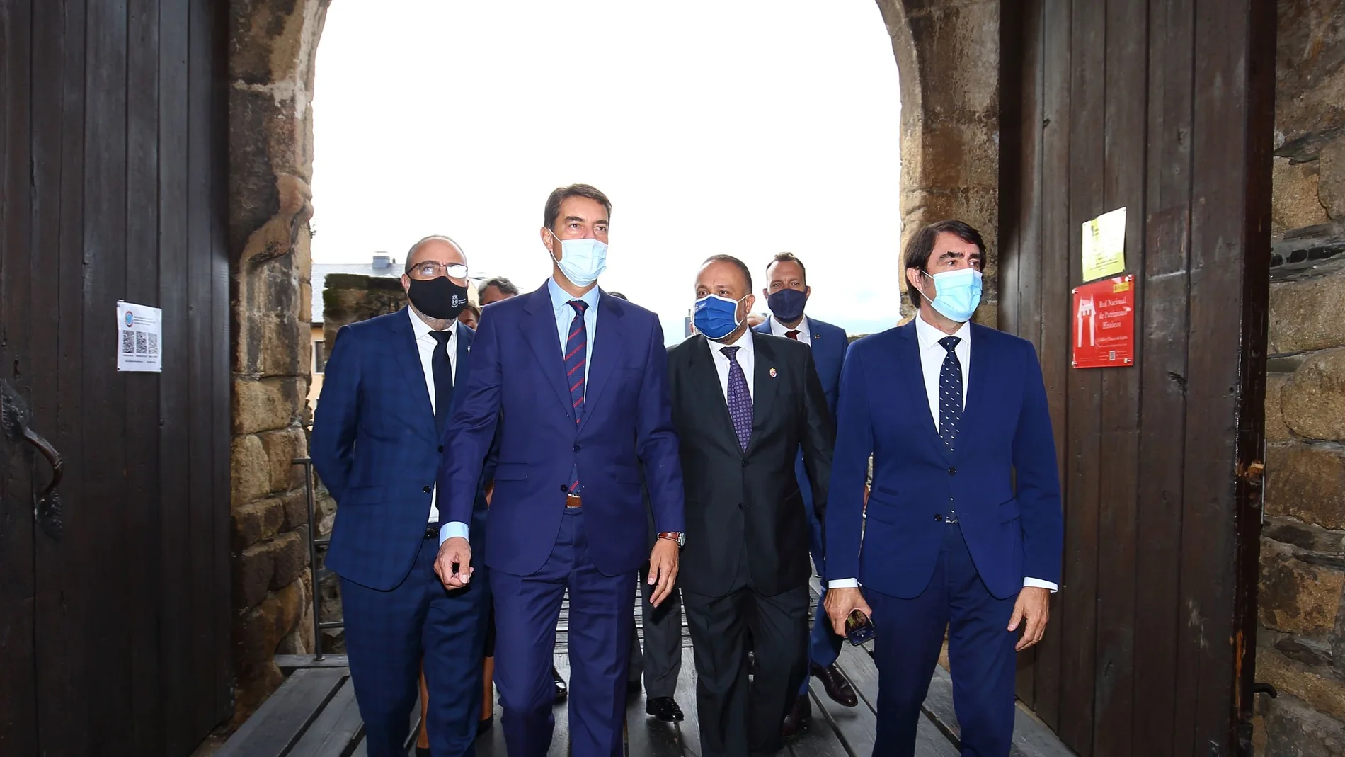 Los consejeros de la Presidencia y de Fomento y Medio Ambiente, Ángel Ibáñez y Juan Carlos Suárez- Quiñones, antes de pactar el nuevo convenio de colaboración con el Consejo Comarcal del Bierzo en Ponferrada