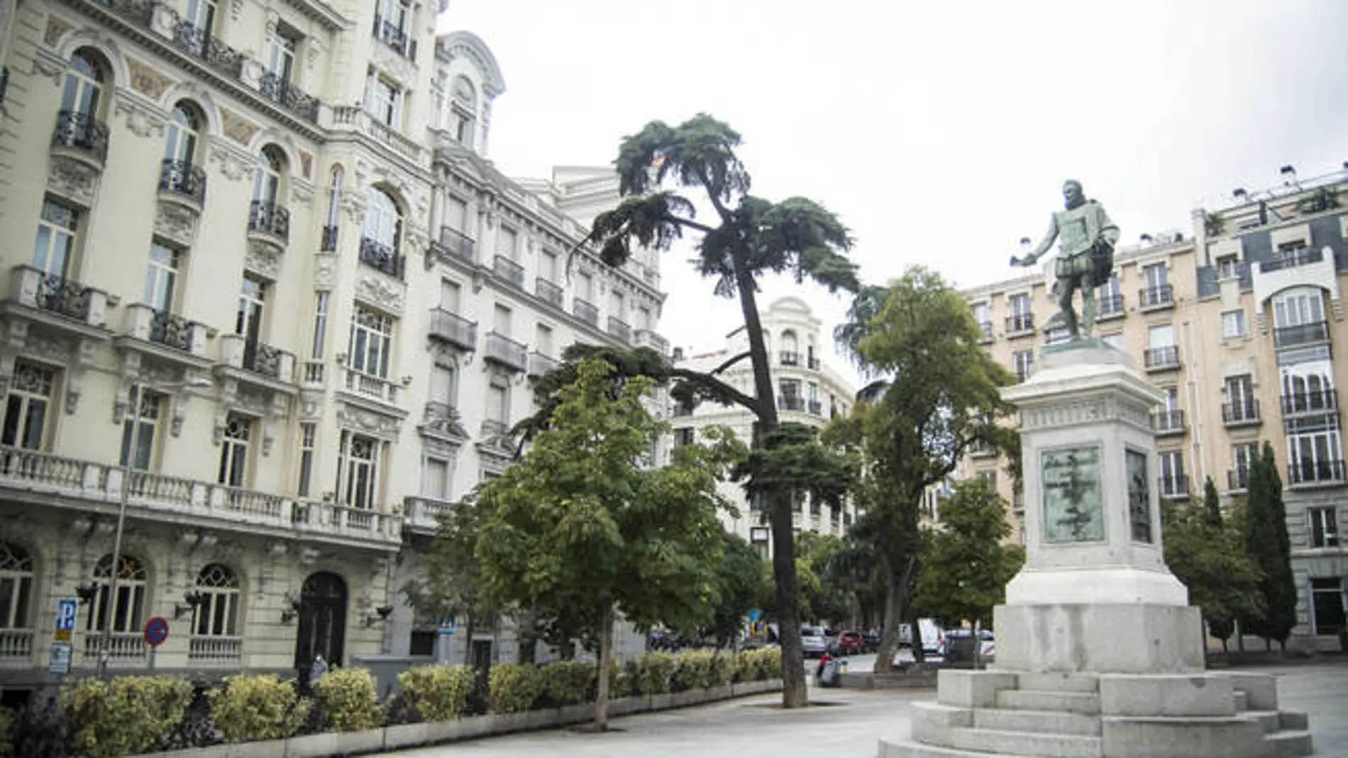 Una imagen del edificio de la Plaza de las Cortes, 9, que ahora será reformado