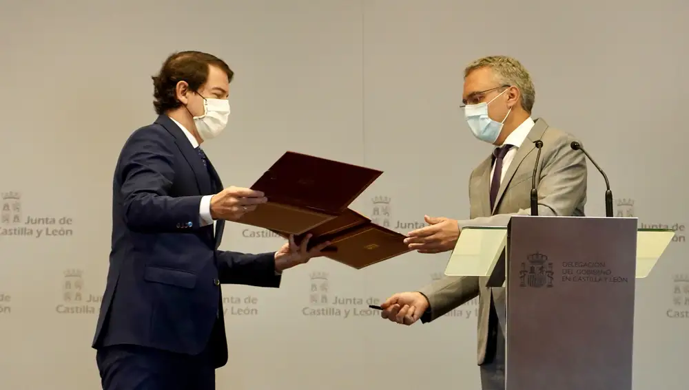 El presidente de Castilla y León, Alfonso Fernández Mañueco; y el delegado del Gobierno, Javier Izquierdo, suscriben el protocolo de colaboración