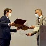 El presidente de Castilla y León, Alfonso Fernández Mañueco; y el delegado del Gobierno, Javier Izquierdo, suscriben el protocolo de colaboración