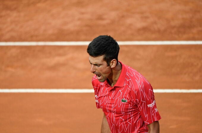 Djokovic celebra un punto en la final del Masters 1.000 de Roma contra el argentino Schwartzman