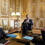 El presidente francés Emmanuel Macron en un reunión en el Palacio del Eliseo con Pierre Person.