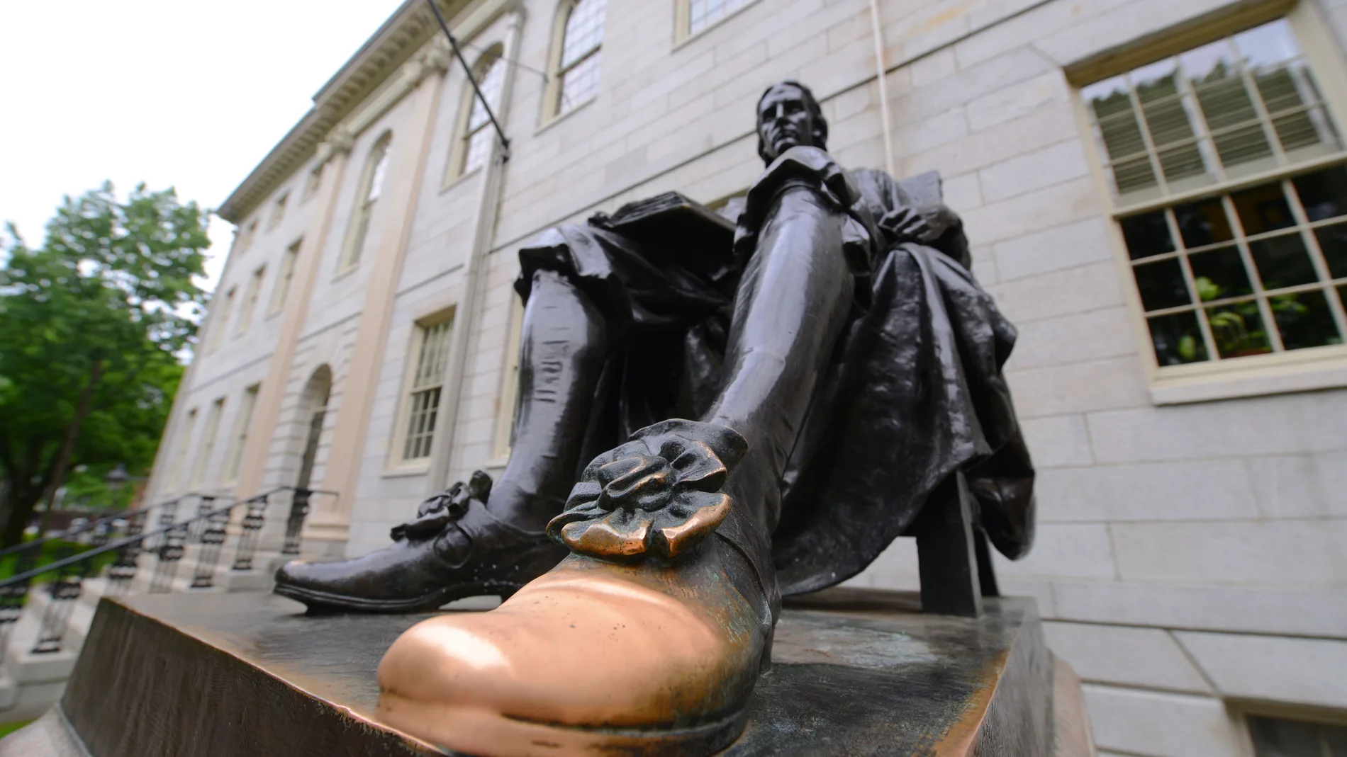 Estatua de John Harvard en la universidad que lleva su nombre