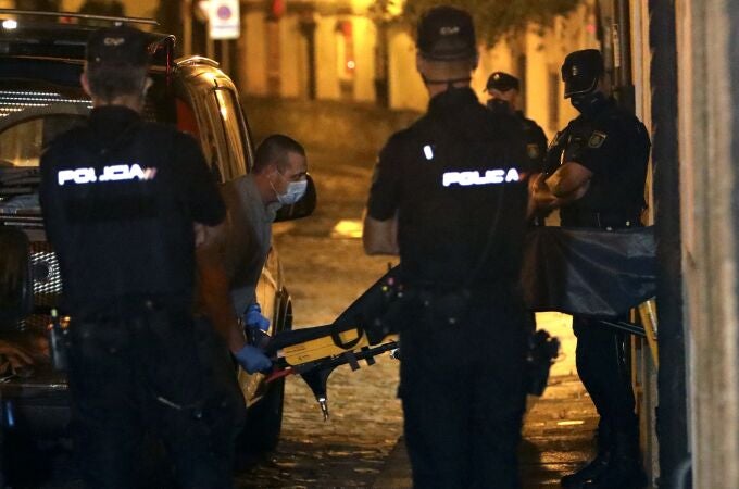 Miembros de la Policía Nacional y científica se han personado en el casco histórico de Santiago de Compostela, donde un hombre ha estrangulado hasta la muerte a su sobrino de tres años.