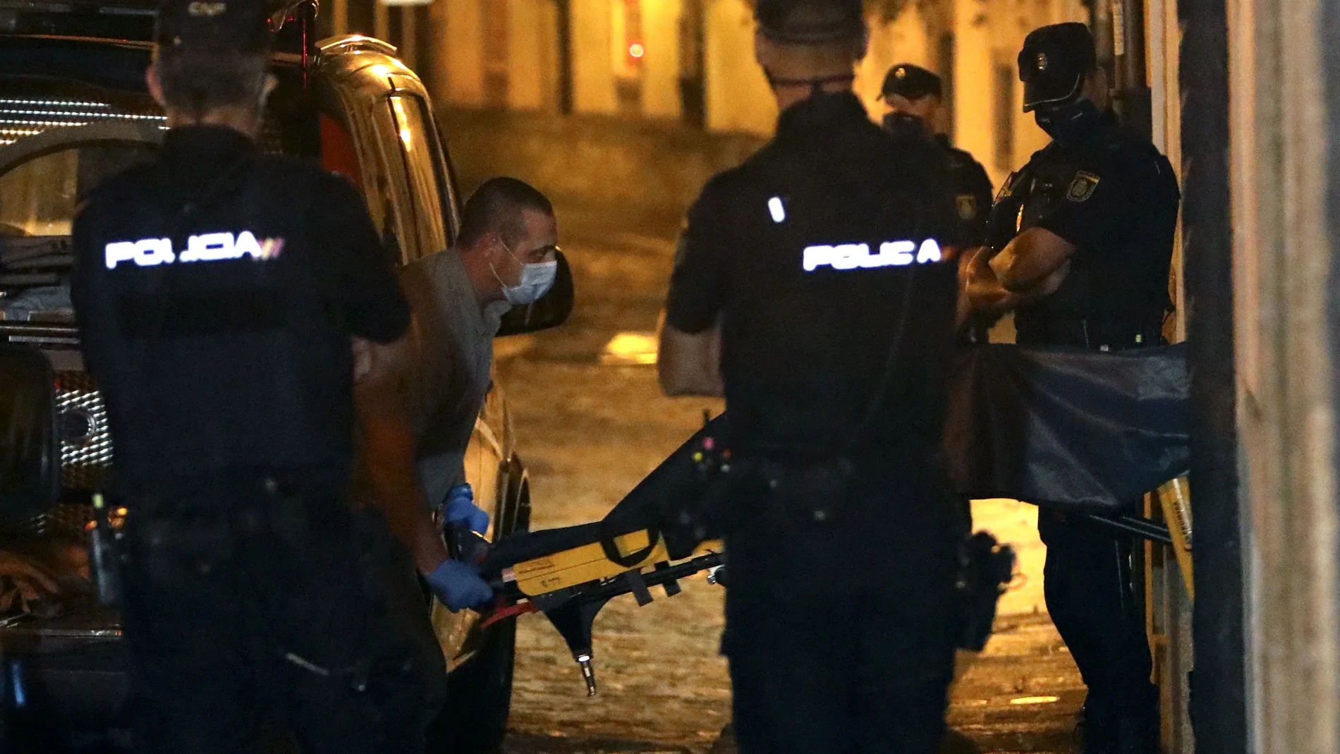 Miembros de la Policía Nacional y científica se han personado en el casco histórico de Santiago de Compostela, donde un hombre ha estrangulado hasta la muerte a su sobrino de tres años.