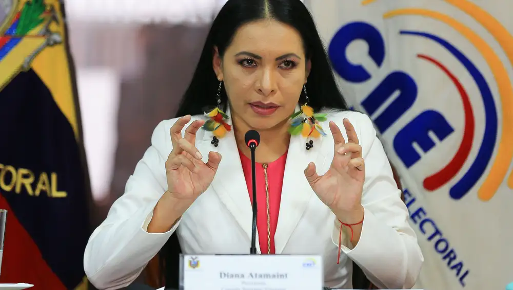 La presidenta del Consejo Nacional Electoral (CNE), Diana Atamaint participa hoy durante una conferencia de prensa en Quito
