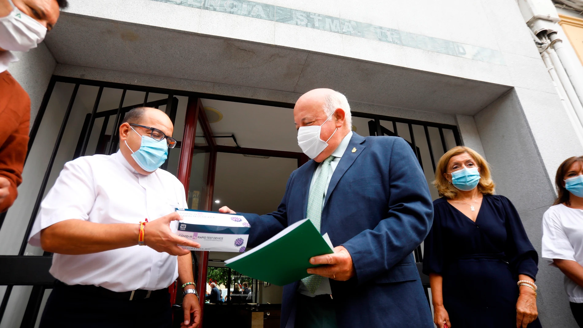 El consejero de Salud entregó los nuevos test en una residencia de Córdoba
