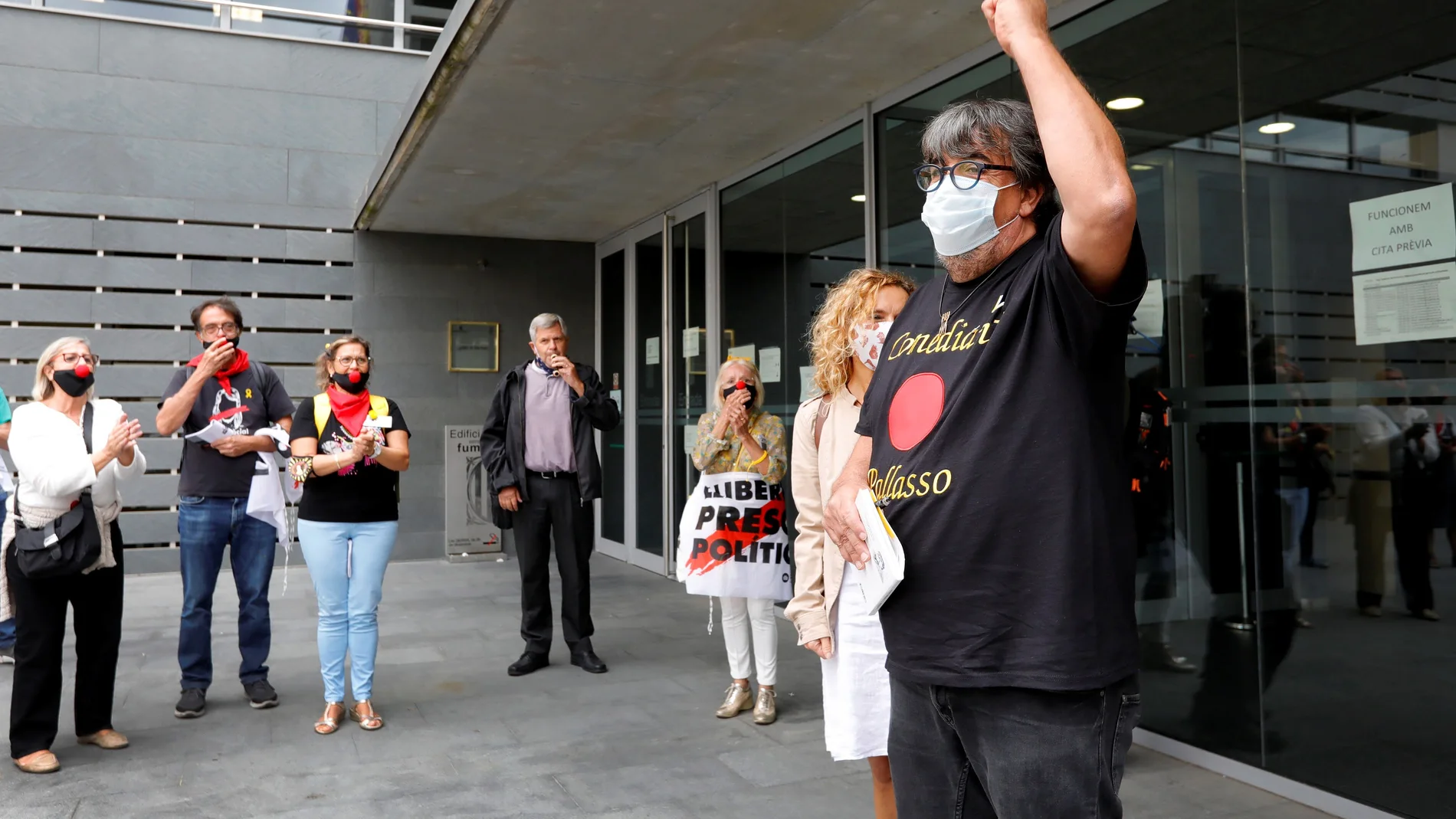 El payaso y ex edil de Sant Joan de Vilatorrada (Barcelona) por ERC Jordi Pesarrodona, a su salida del juzgado de Manresa. EFE/ Susanna Sáez