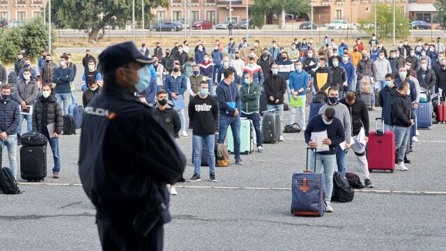 Varios alumnos aguardan en filas a su llegada a la Escuela Nacional de Policía de Ávila